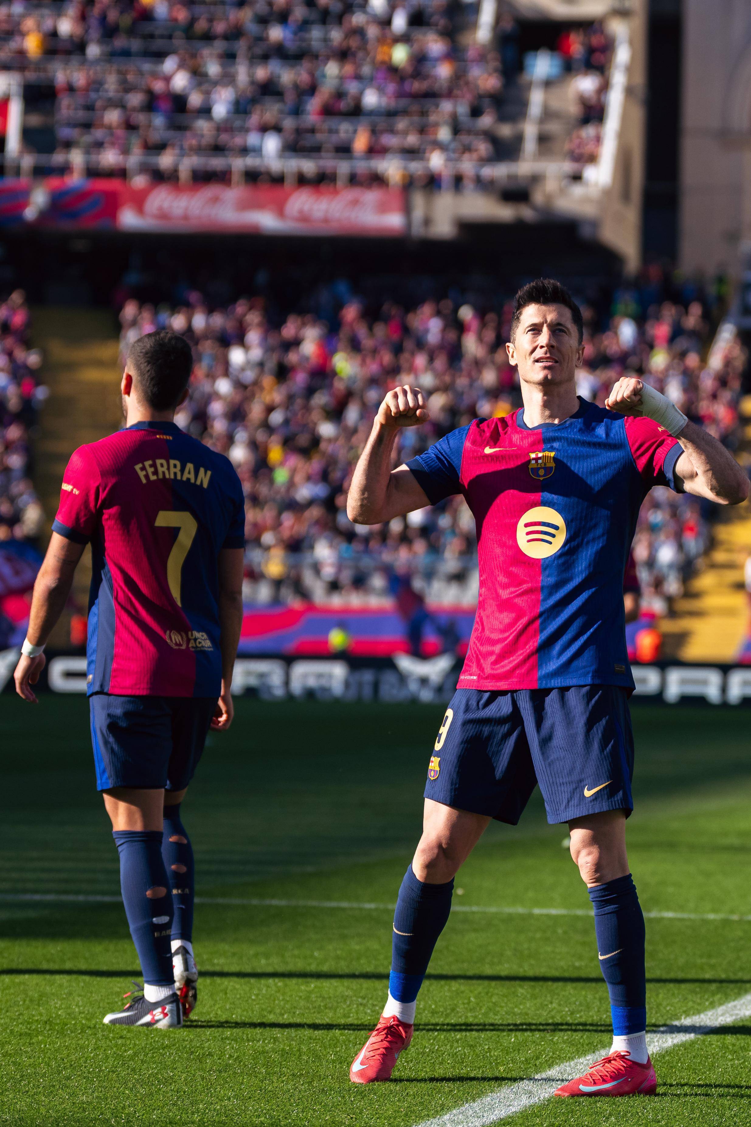 包含荷兰鏖战塞维利亚，莱万爆发神勇的词条