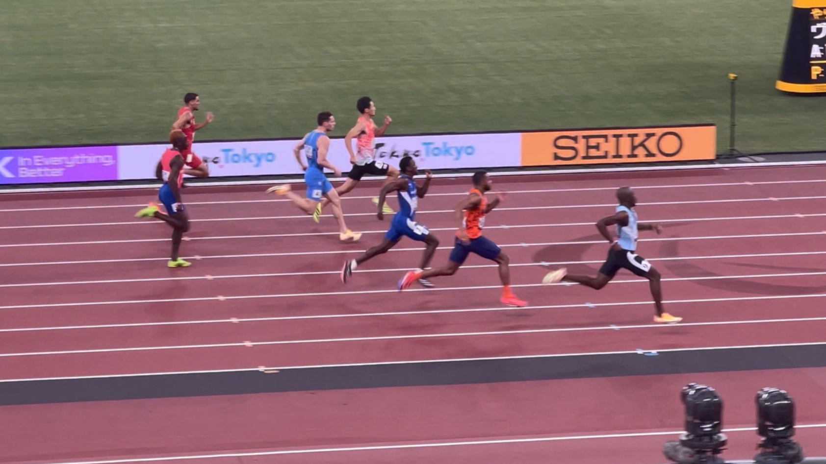 韩国选手冲刺终点线，斩获田径比赛金牌的简单介绍