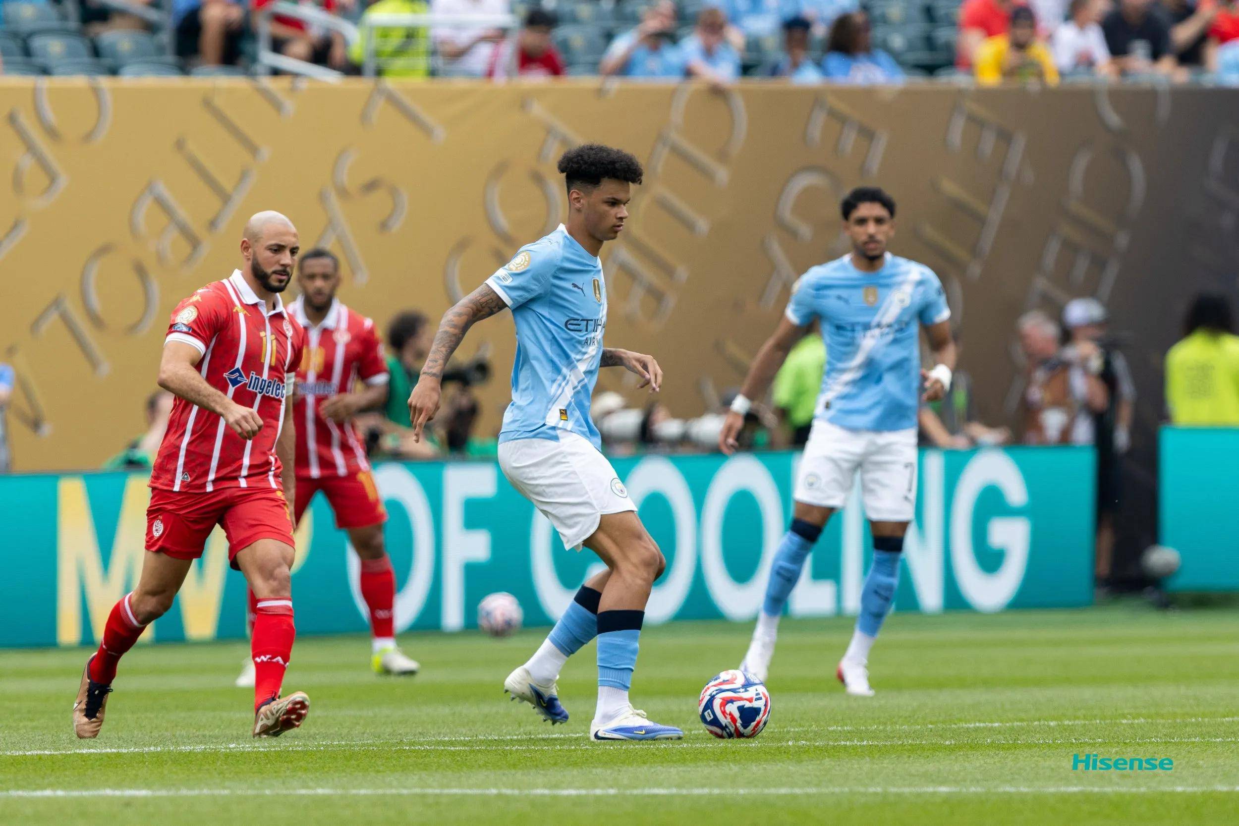 比赛中出现犯规事件,裁判执法失误成焦点 比赛中出现犯规事件,裁判执法失误成焦点