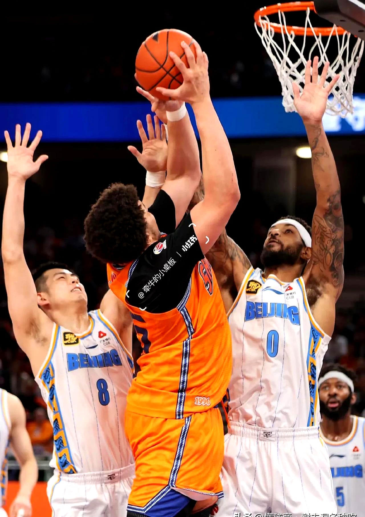 场上纷争令人扼腕，球队险胜