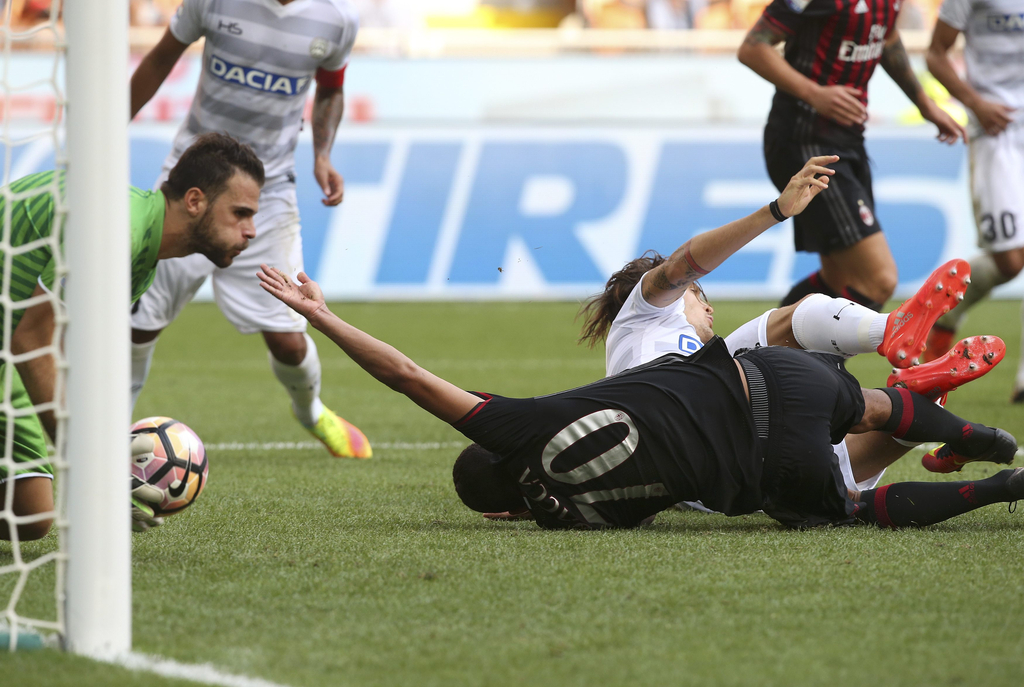 包含乌迪内斯遭遇两连败，危机渐现的词条