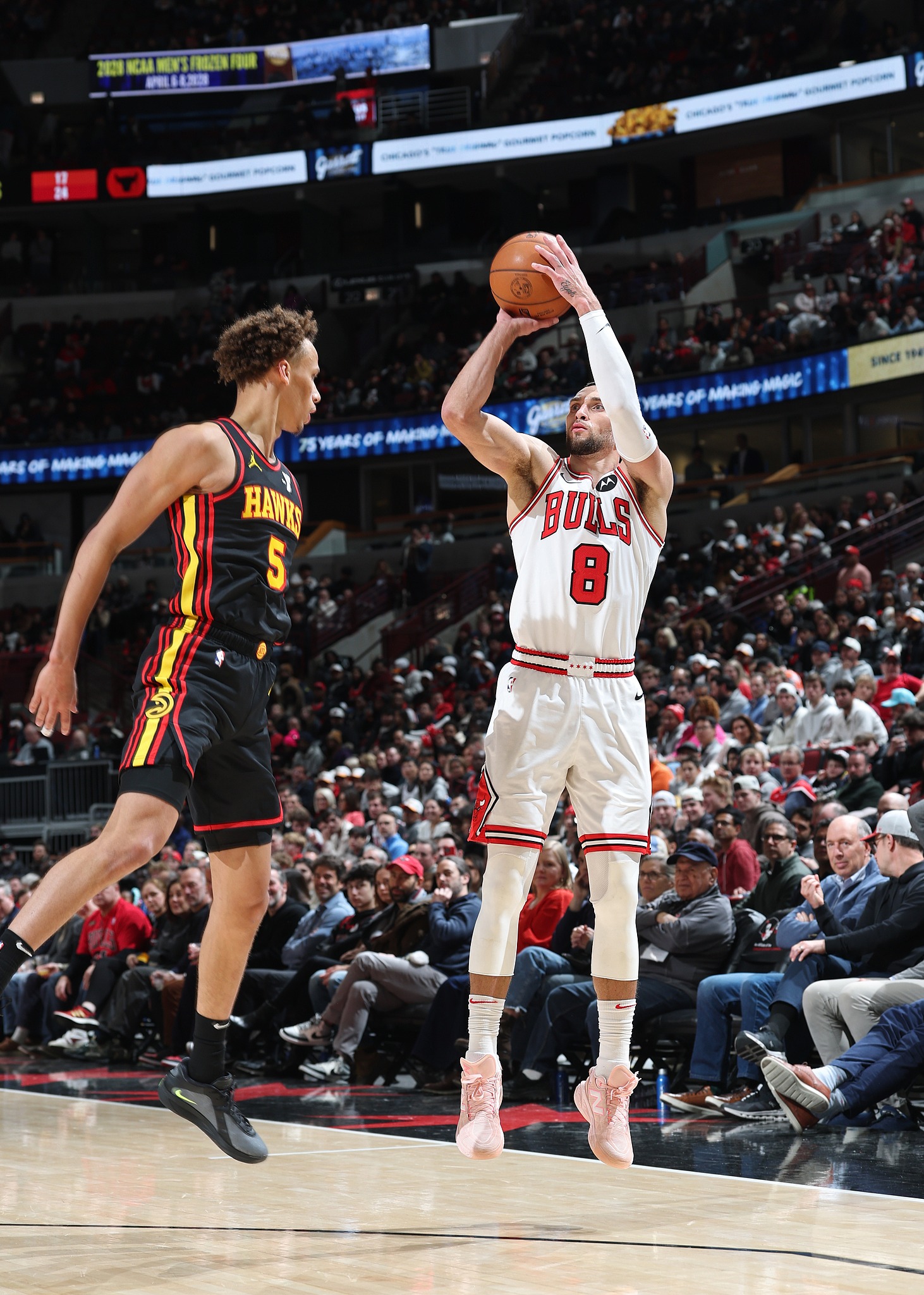 黄蜂击败公牛，关键时刻表现出色