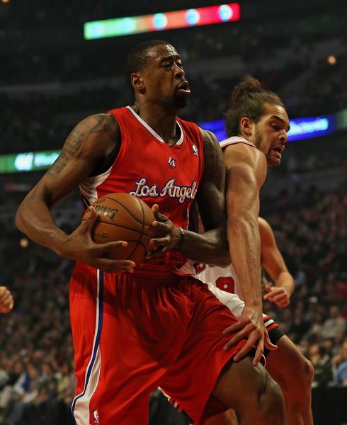 黄蜂击败公牛，关键时刻表现出色