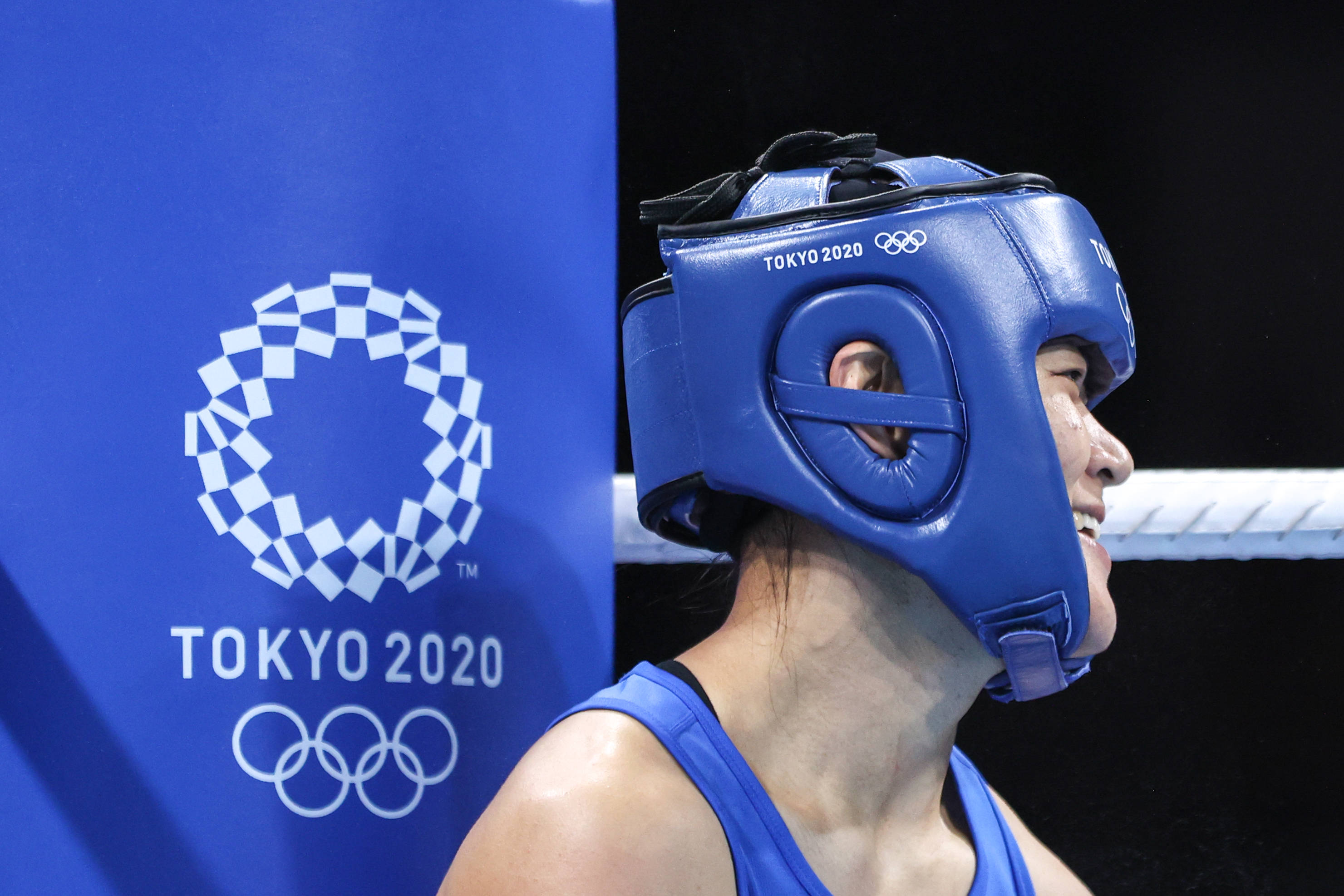 包含罗马尼亚拳击选手拼尽全力，成功取胜的词条