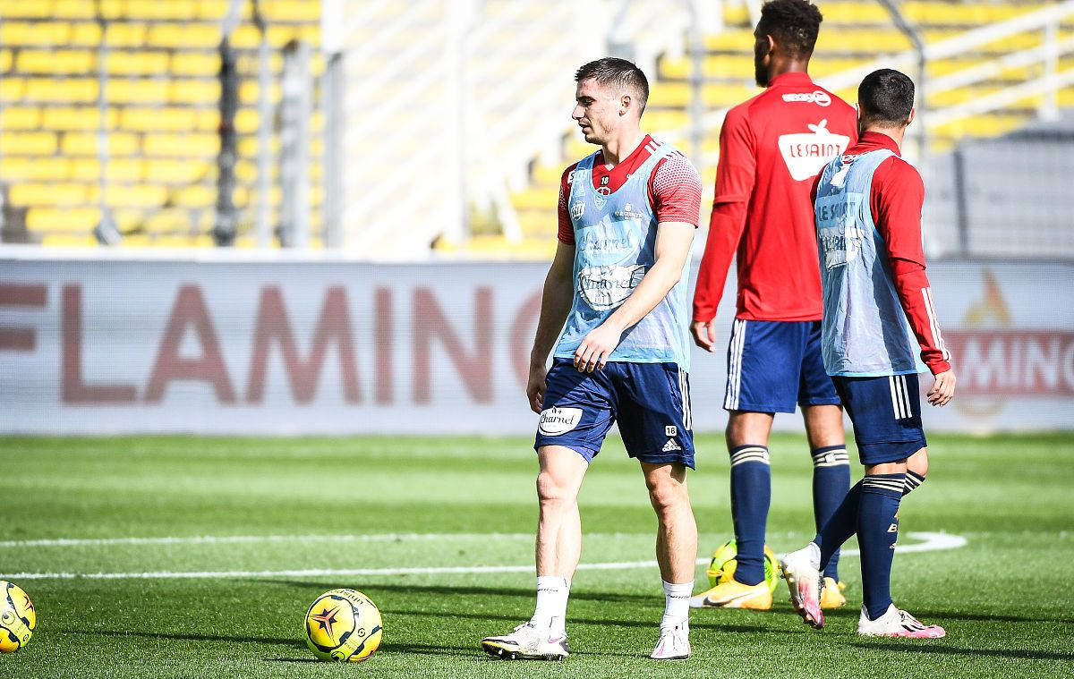 包含法超联赛连败失败，教练组调整排兵布阵的词条