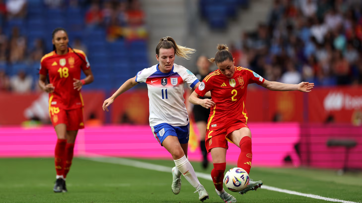 争霸赛：女子足球队精彩对决的简单介绍