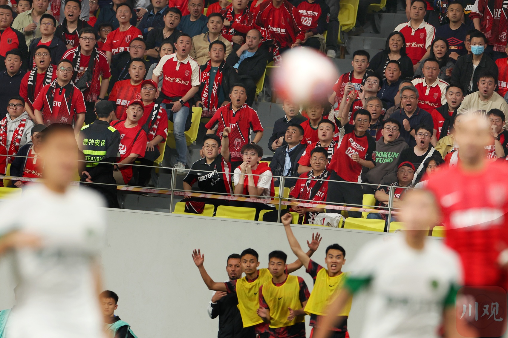 包含库尔索球迷热情庆祝,呐喊声响彻全场的词条 包含库尔索球迷热情庆祝,呐喊声响彻全场的词条