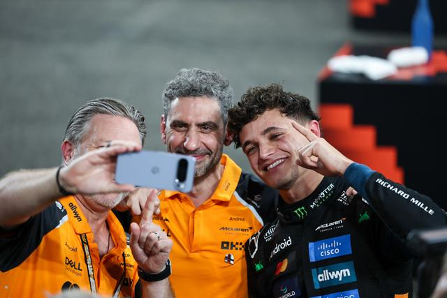 包含迈凯伦鏖战索伯车队，诺里斯统治全场的词条