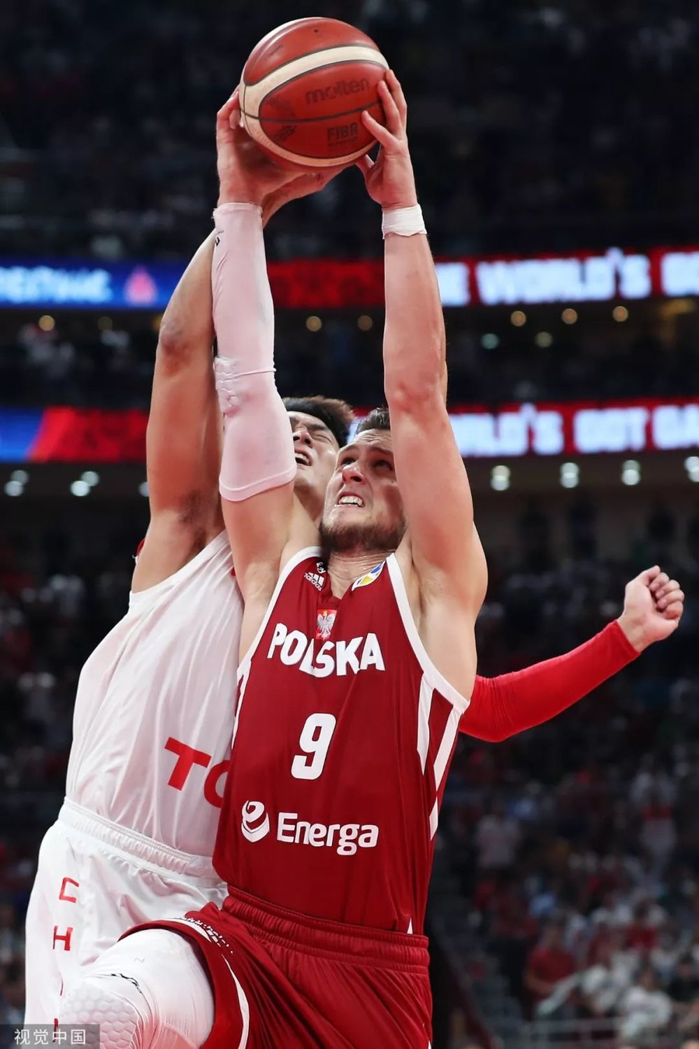 关于南美洲篮球联赛争夺激烈胜负难分的信息