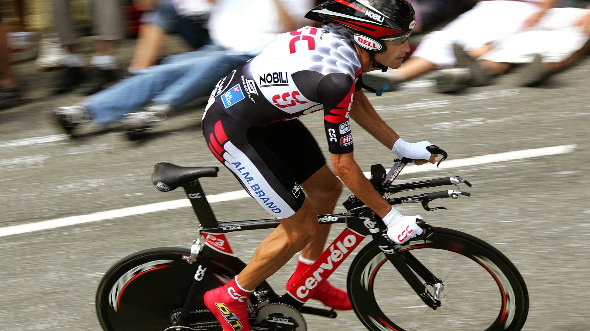 总决赛焦点战,湖人最后时刻击败勇士,詹姆斯关键封盖锁定胜局